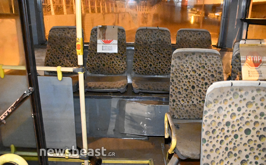 Κακοκαιρία Μπάλλος: Απομάκρυνση του λεωφορείου που βυθίστηκε στη λεωφόρο Ποσειδώνος Κακοκαιρία Μπάλλος: Απομάκρυνση του λεωφορείου που βυθίστηκε στη λεωφόρο Ποσειδώνος