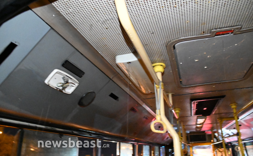 Κακοκαιρία Μπάλλος: Απομάκρυνση του λεωφορείου που βυθίστηκε στη λεωφόρο Ποσειδώνος Κακοκαιρία Μπάλλος: Απομάκρυνση του λεωφορείου που βυθίστηκε στη λεωφόρο Ποσειδώνος