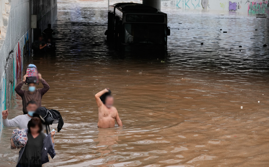 Λεωφορείο μέσα στο νερό στην Ποσειδώνος