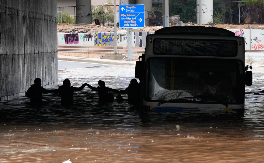 Κακοκαιρία Μπάλλος: Η στιγμή που οι επιβάτες εγκαταλείπουν το λεωφορείο που καλύφθηκε από νερό στην Ποσειδώνος