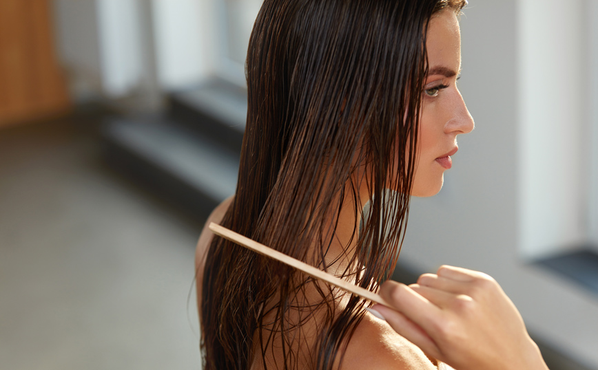 Πόσο ασφαλές για την υγεία των μαλλιών σας είναι το βούρτσισμά τους όταν είναι υγρά