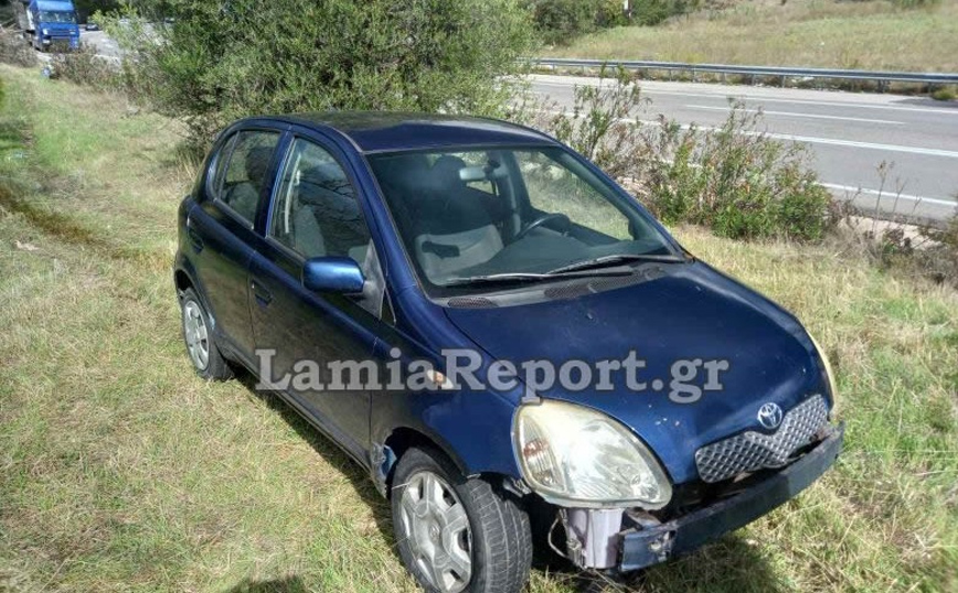 Αυτοκίνητο κατέληξε στα χωράφια μετά από τροχαίο που προκάλεσε μέλισσα Αυτοκίνητο κατέληξε στα χωράφια μετά από τροχαίο που προκάλεσε μέλισσα