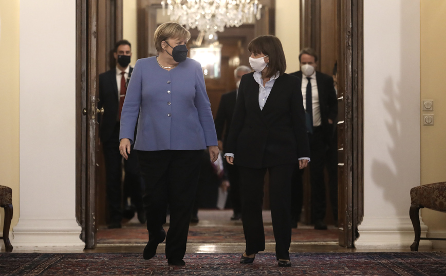 Επίσκεψη Μέρκελ στην Ελλάδα: Ο καυτός διάλογος με την Πρόεδρο της Δημοκρατίας – Σε εξέλιξη η συνάντηση με τον πρωθυπουργό