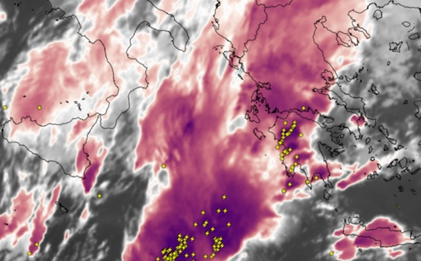 Η κακοκαιρία Μπάλλος σαρώνει τη χώρα – Κεραυνοί και ισχυρές βροχές στην Αττική, χιόνια στο Νυμφαίο Φλώρινας