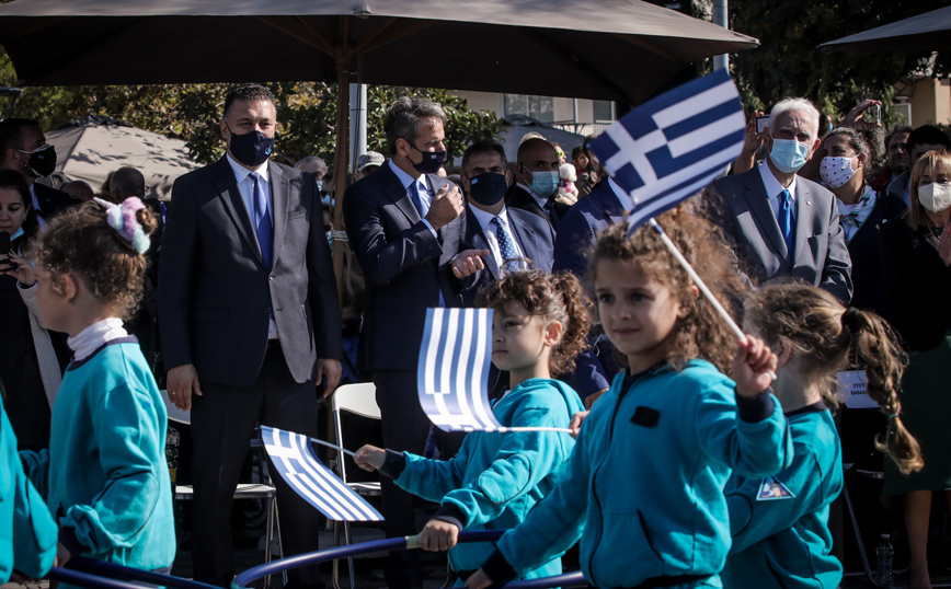 Ο Κυριάκος Μητσοτάκης στην παρέλαση στο Φάληρο Ο Κυριάκος Μητσοτάκης στην παρέλαση στο Φάληρο