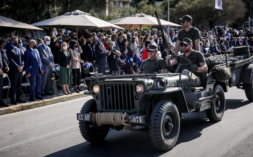 Ο Κυριάκος Μητσοτάκης στην παρέλαση στο Φάληρο Ο Κυριάκος Μητσοτάκης στην παρέλαση στο Φάληρο