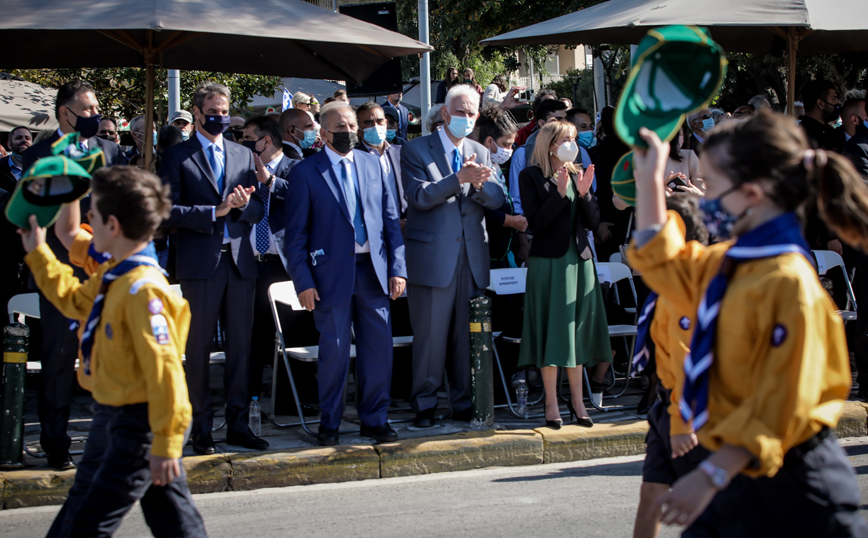 Ο Κυριάκος Μητσοτάκης στην παρέλαση στο Φάληρο Ο Κυριάκος Μητσοτάκης στην παρέλαση στο Φάληρο