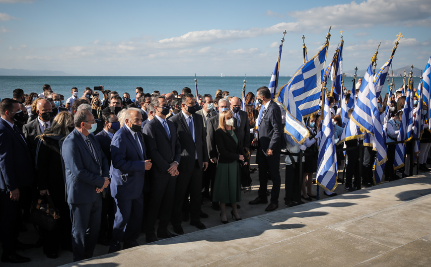 Ο Κυριάκος Μητσοτάκης στην παρέλαση στο Φάληρο Ο Κυριάκος Μητσοτάκης στην παρέλαση στο Φάληρο