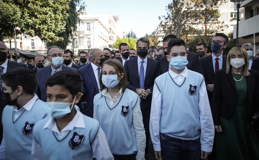 Ο Κυριάκος Μητσοτάκης στην παρέλαση στο Φάληρο Ο Κυριάκος Μητσοτάκης στην παρέλαση στο Φάληρο