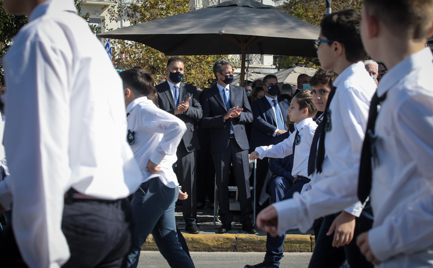 Ο Κυριάκος Μητσοτάκης στην παρέλαση στο Φάληρο Ο Κυριάκος Μητσοτάκης στην παρέλαση στο Φάληρο