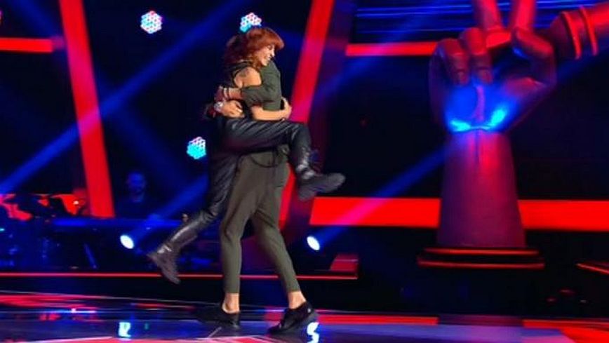 The Voice: Ο Πάνος Μουζουράκης πήδηξε στη σκηνή, την πήρε και έφυγε