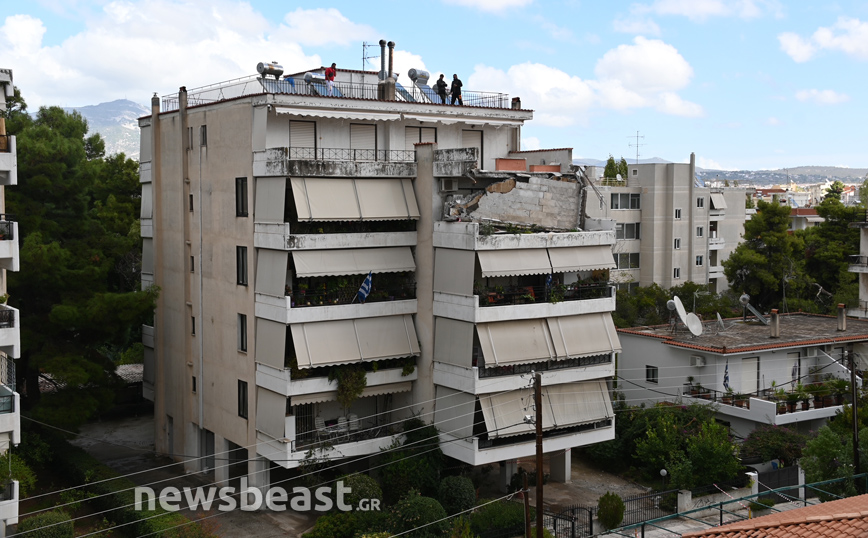 Έπεσε μπαλκόνι πολυκατοικίας στο Χαλάνδρι Έπεσε μπαλκόνι πολυκατοικίας στο Χαλάνδρι