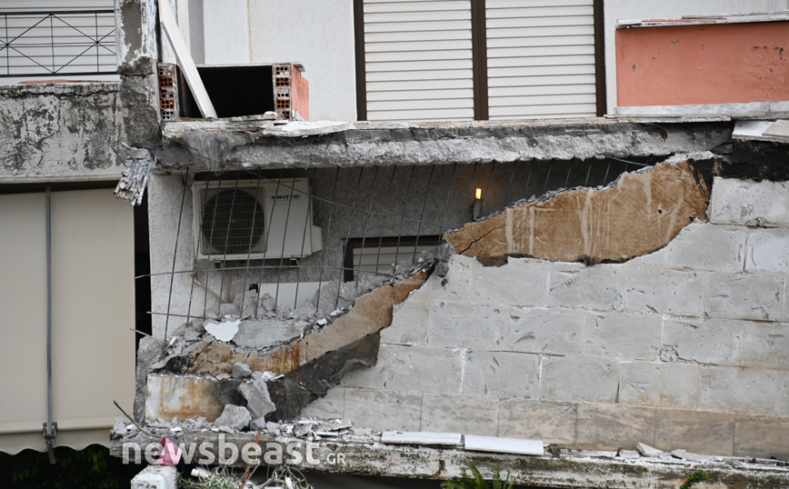 Έπεσε μπαλκόνι πολυκατοικίας στο Χαλάνδρι Έπεσε μπαλκόνι πολυκατοικίας στο Χαλάνδρι
