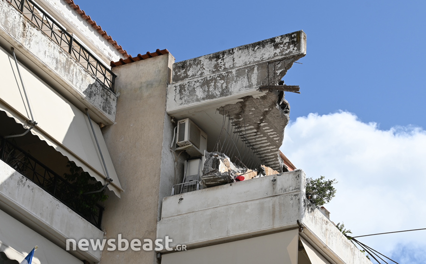 Έπεσε μπαλκόνι πολυκατοικίας στο Χαλάνδρι Έπεσε μπαλκόνι πολυκατοικίας στο Χαλάνδρι