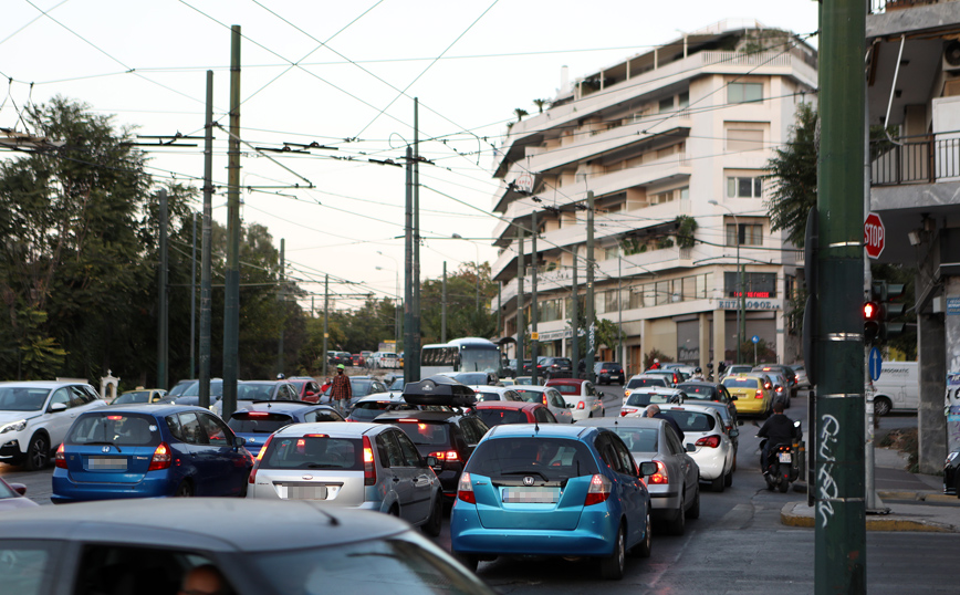 Κίνηση τώρα: Χάος στους δρόμους της Αθήνας – Αναλυτικά πού υπάρχουν προβλήματα