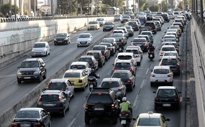 Κίνηση τώρα: Μποτιλιάρισμα στην Κηφισίας εξαιτίας ακινητοποιημένου οχήματος