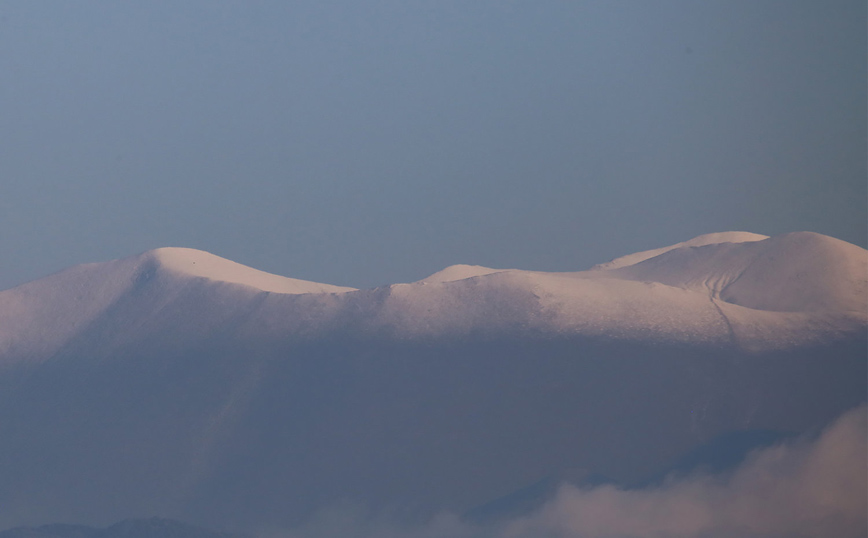 Εντυπωσιακός ο χιονισμένος Όλυμπος από τη Λάρισα