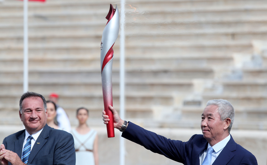 Η ολυμπιακή φλόγα παραδίδεται στην Κίνα Η ολυμπιακή φλόγα παραδίδεται στην Κίνα