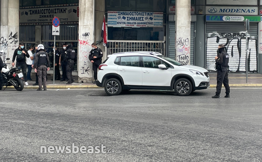 Μηχανή εμβόλισε περιπολικό στο κέντρο της Αθήνας
