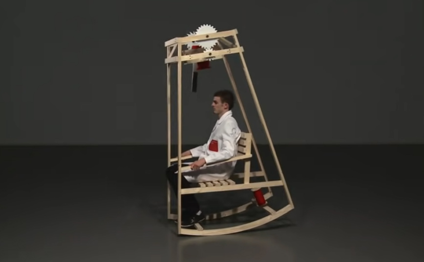 Μοναδική πατέντα με κουνιστή πολυθρόνα που&#8230; πλέκει μόνη της