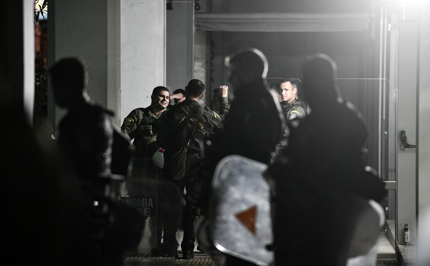 Πέραμα – Μπαλάσκας: «Κρατάνε τα παιδιά μέσα στη ΓΑΔΑ σα να είναι κακούργοι» – Σοκάρει το βίντεο με τους πυροβολισμούς