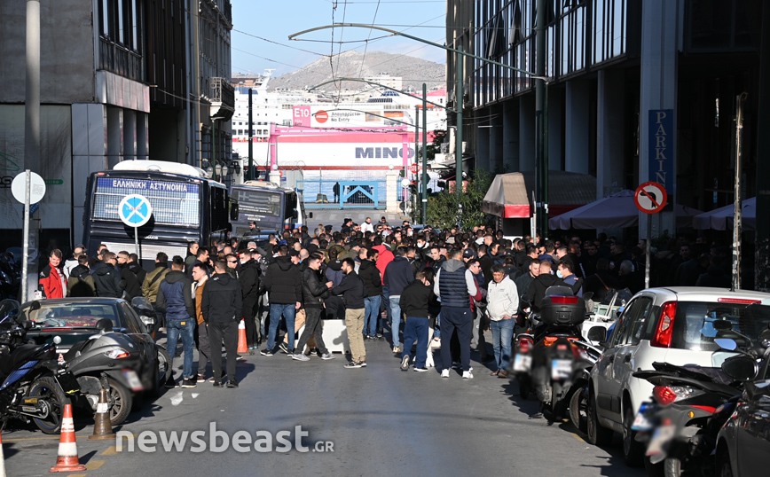 Συγκεντρωμένοι υπέρ των αστυνομικών έξω από τα δικαστήρια Πειραιά Συγκεντρωμένοι υπέρ των αστυνομικών έξω από τα δικαστήρια Πειραιά