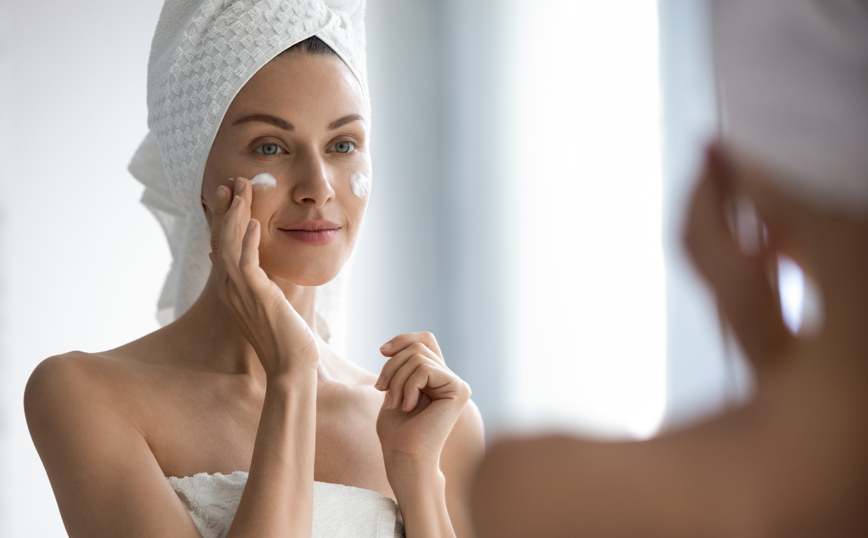 Γυναίκα ενυδατώνει το πρόσωπό της