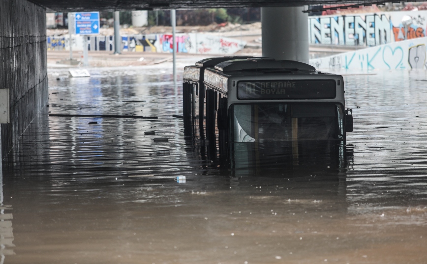 Κακοκαιρία Μπάλλος: Τι αναφέρει η ΟΣΥ για το πλημμυρισμένο λεωφορείο στην Παραλιακή