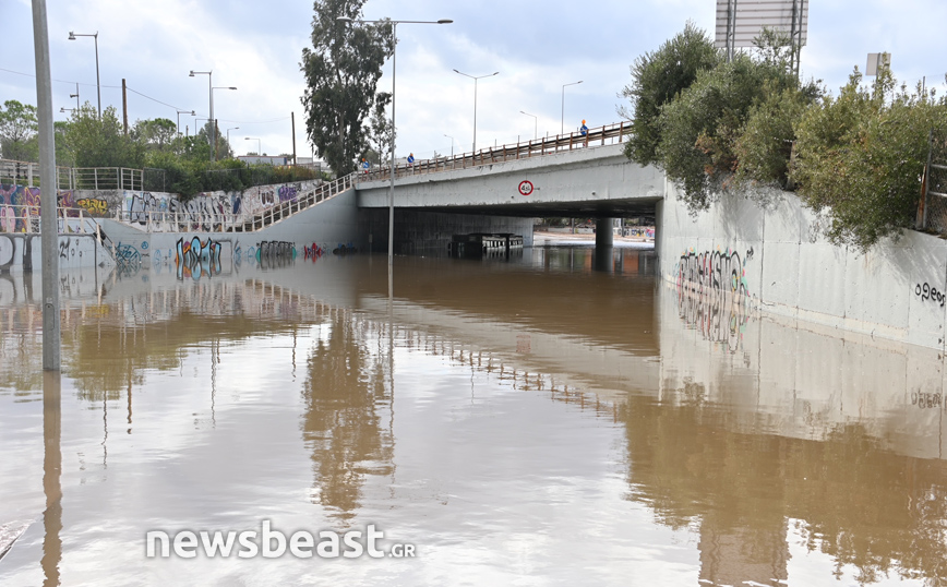 Λεωφορείο κάτω από το νερό στην Ποσειδώνος Λεωφορείο κάτω από το νερό στην Ποσειδώνος
