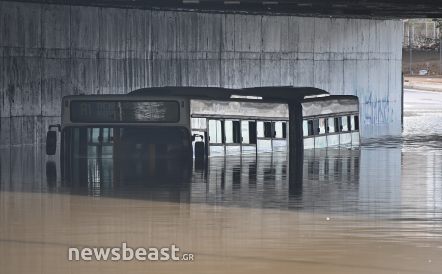 Λεωφορείο κάτω από το νερό στην Ποσειδώνος Λεωφορείο κάτω από το νερό στην Ποσειδώνος