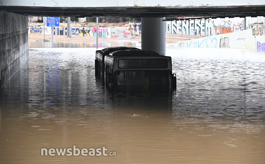 Λεωφορείο κάτω από το νερό στην Ποσειδώνος