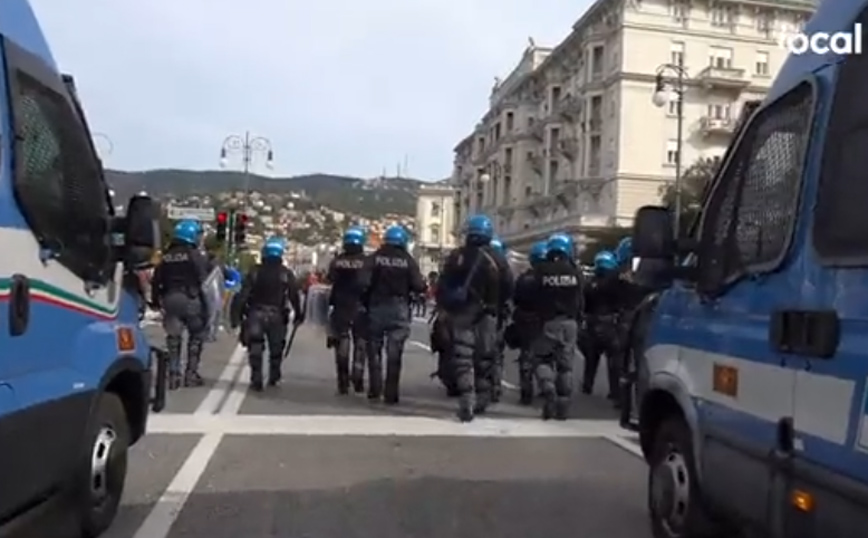 Κορονοϊός – Ιταλία: Λιμενεργάτες κατά του πράσινου πάσου – Βίντεο με την αστυνομία που απαντά με ρίψεις νερού