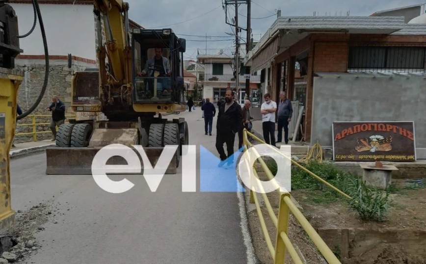 Κατεδαφίζεται γέφυρα στα Πολιτικά Ευβοίας Κατεδαφίζεται γέφυρα στα Πολιτικά Ευβοίας