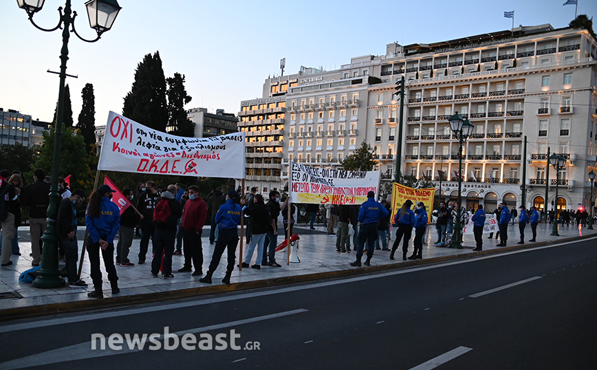 Εικόνες από συγκέντρωση στο κέντρο της Αθήνας ενάντια στις αμυντικές συμφωνίες με ΗΠΑ και Γαλλία