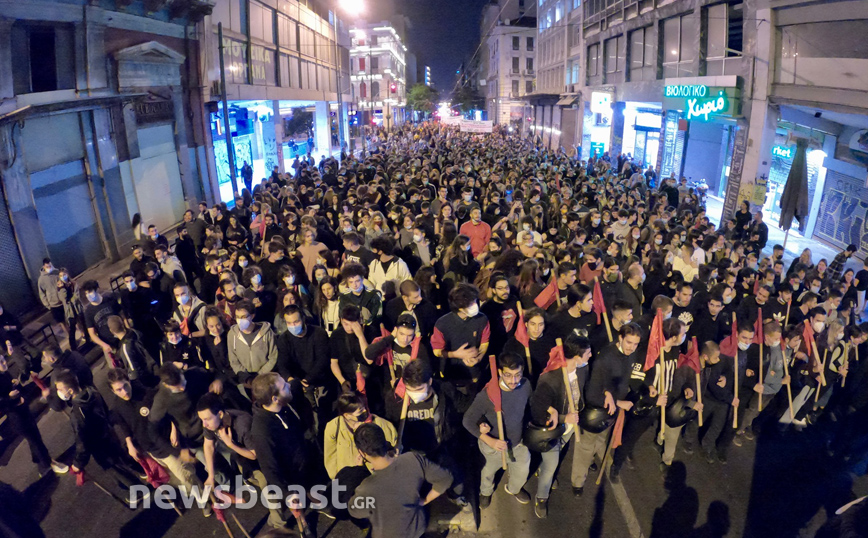 Ολοκληρώθηκε η αντιφασιστική πορεία στο κέντρο της Αθήνας &#8211; Σε εξέλιξη συναυλία στο Σύνταγμα