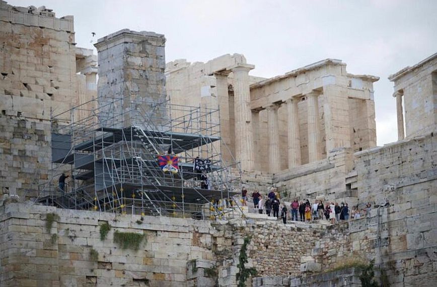 Τρία άτομα συνελήφθησαν στην Ακρόπολη &#8211; Ανέβηκαν σε σκαλωσιά και άνοιξαν σημαία του Θιβέτ