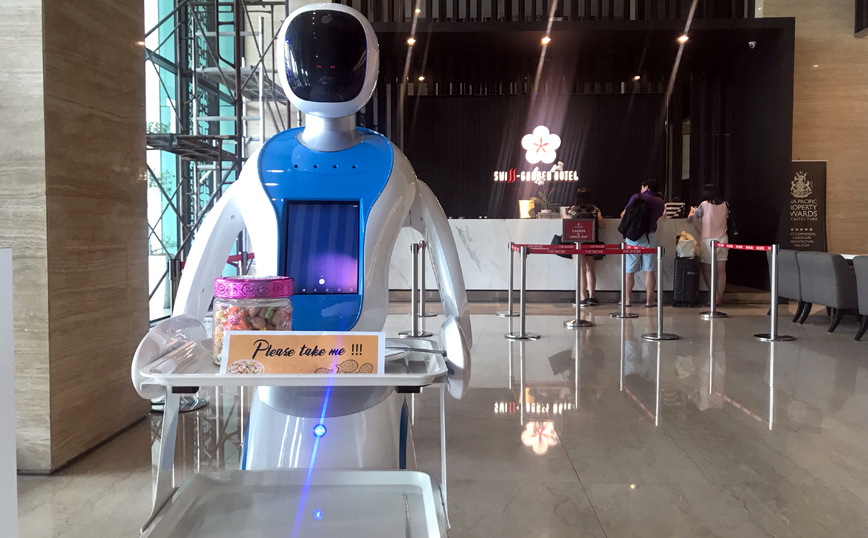 Ρομπότ σε ρεσεψιόν ξενεδοχείου Ρομπότ σε ρεσεψιόν ξενεδοχείου