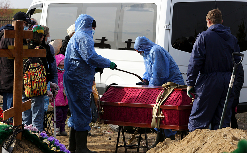 Απολύμανση σε φέρετρο θύματος του κορονοϊού στη Ρωσία Απολύμανση σε φέρετρο θύματος του κορονοϊού στη Ρωσία