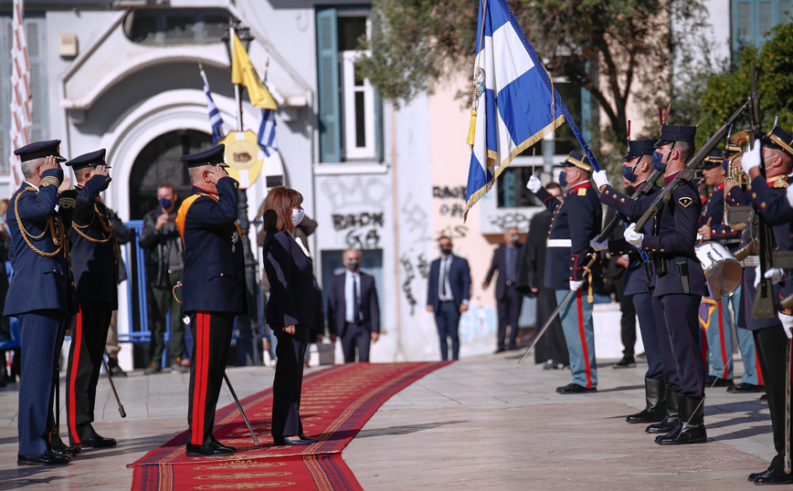 Στη δοξολογία στον Άγιο Δημήτριο η Σακελλαροπούλου Στη δοξολογία στον Άγιο Δημήτριο η Σακελλαροπούλου