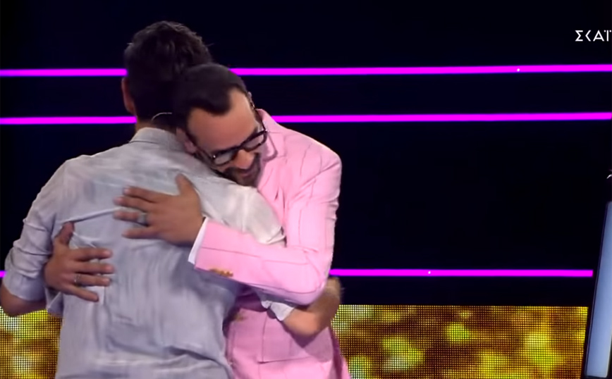 The Voice: Το… τρυφερό μπλουζ του Πάνου Μουζουράκη με τον Σάκη Ρουβά – Δείτε το βίντεο
