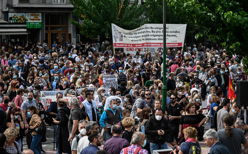 Εικόνες από τη μεγάλη συγκέντρωση εκπαιδευτικών έξω από το Εφετείο &#8211; Εκδικάζεται η έφεση για την απεργία