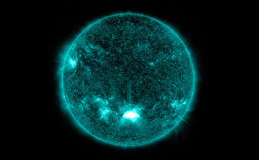 NASA: Ο Ήλιος εκτόξευσε μια ισχυρή ηλιακή έκλαμψη που θα φθάσει στη Γη μέχρι το Σαββατοκύριακο