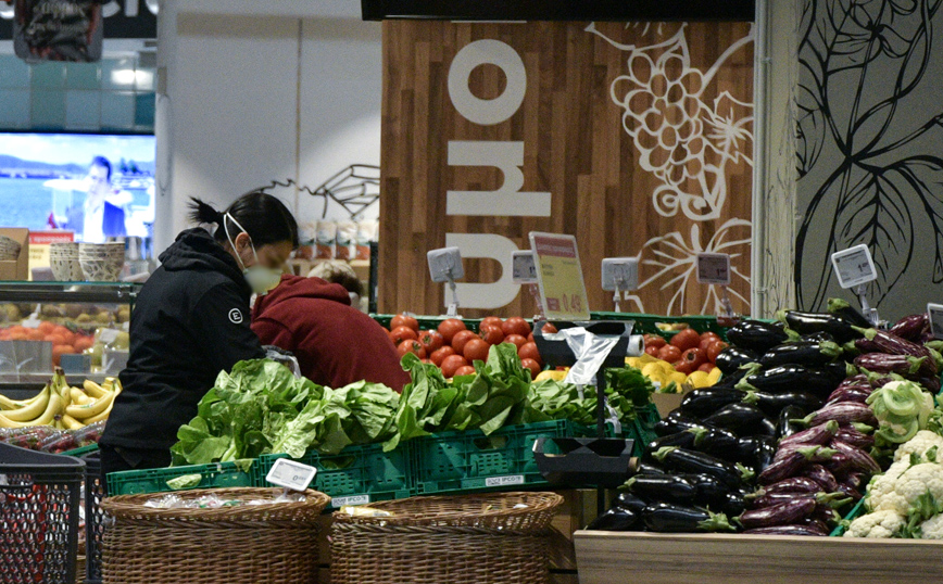 Κόσμος στο σούπερ μάρκετ Κόσμος στο σούπερ μάρκετ