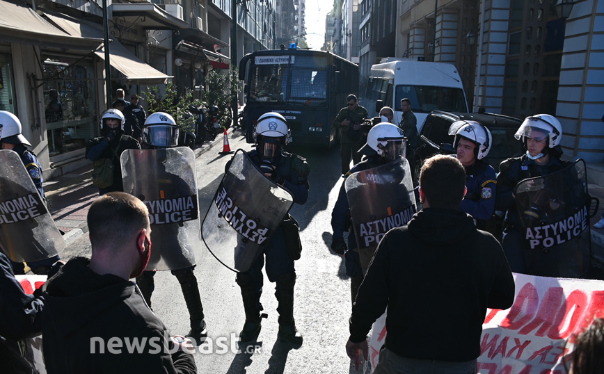 Συγκέντρωση κατά των αστυνομικών στα δικαστήρια Πειραιά Συγκέντρωση κατά των αστυνομικών στα δικαστήρια Πειραιά