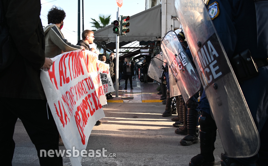 Συγκέντρωση κατά των αστυνομικών στα δικαστήρια Πειραιά Συγκέντρωση κατά των αστυνομικών στα δικαστήρια Πειραιά