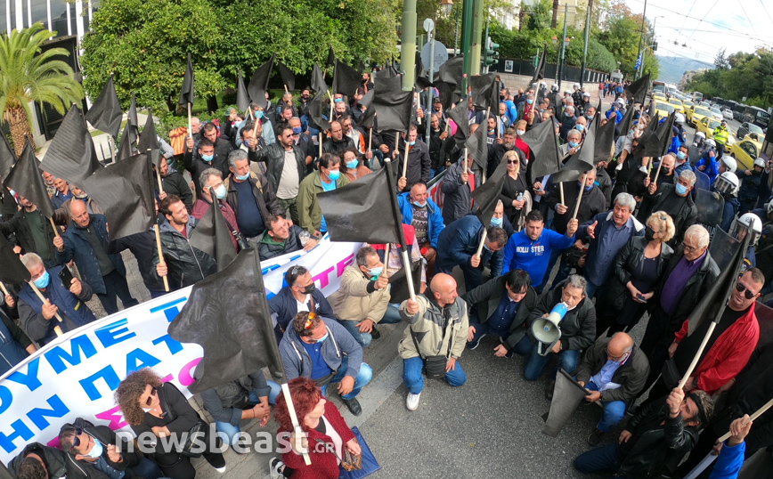 Στους δρόμους οι παραγωγοί λαϊκών αγορών – Εικόνες από συγκέντρωση διαμαρτυρίας στο κέντρο της Αθήνας