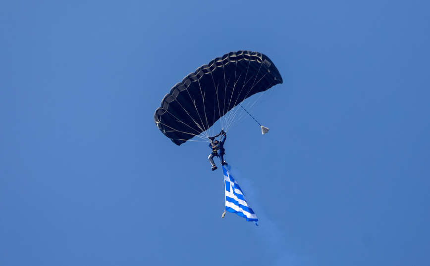 28η Οκτωβρίου: Έκλεψε την παράσταση η πτώση των αλεξιπτωτιστών στην στρατιωτική παρέλαση