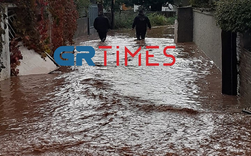 Κακοκαιρία Μπάλλος: Σαρώνει τη Θεσσαλονίκη – Απεγκλωβίστηκαν 4 άτομα στο Ζαγκλιβέρι