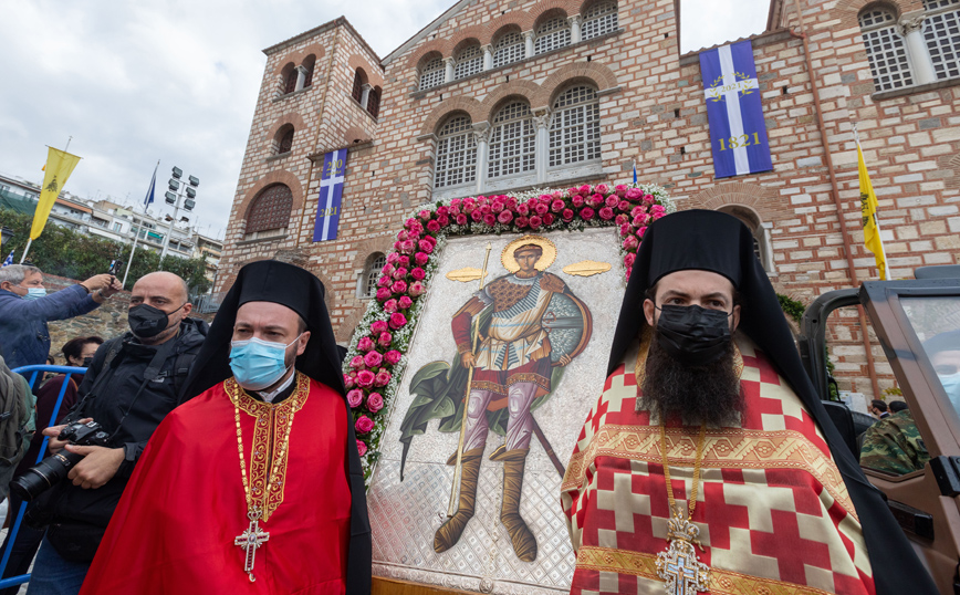 Θεσσαλονίκη: Ιερέας αντιδρά με την έντονη παρουσία της ΕΛ.ΑΣ στον Άγιο Δημήτριο – «Σας αρέσει αυτή η εικόνα;»
