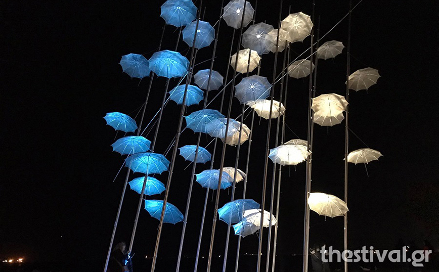 Στα γαλανόλευκα οι ομπρέλες Ζογγολόπουλου στη Θεσσαλονίκη Στα γαλανόλευκα οι ομπρέλες Ζογγολόπουλου στη Θεσσαλονίκη